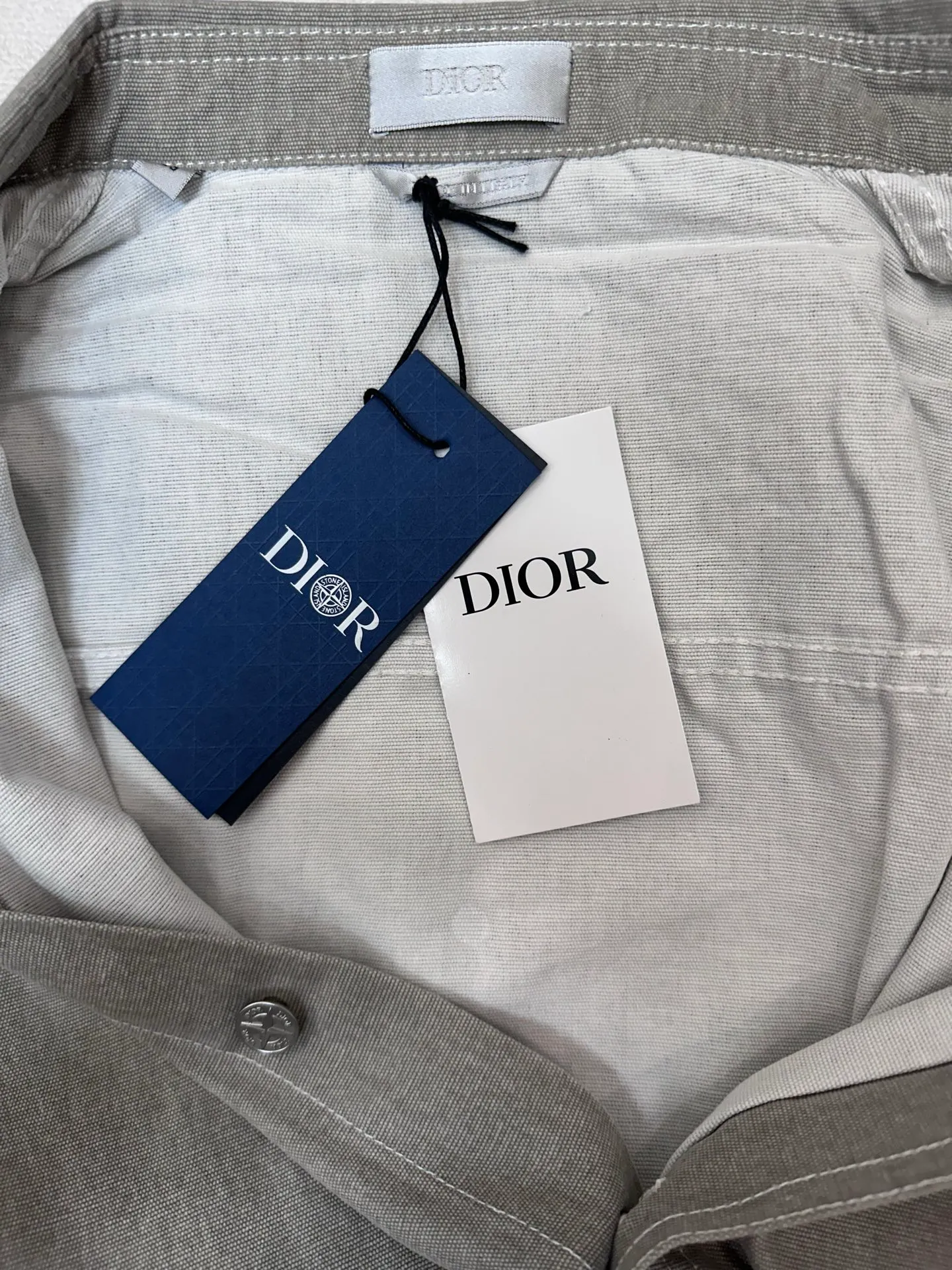P440 Dior Stone Island joint embroidered denim shirt 24ss new model comes from the AND STONE ISLAND limited series, showing the logo of the joint series. Crafted from yellow cotton, it features the AND STONE ISLAND logo on the chest, highlighting Stone Island's classic star logo with the letter O in the logo. Wear it with or over for a sophisticated and trendy look. Same size for men and women: S/M/L/XL